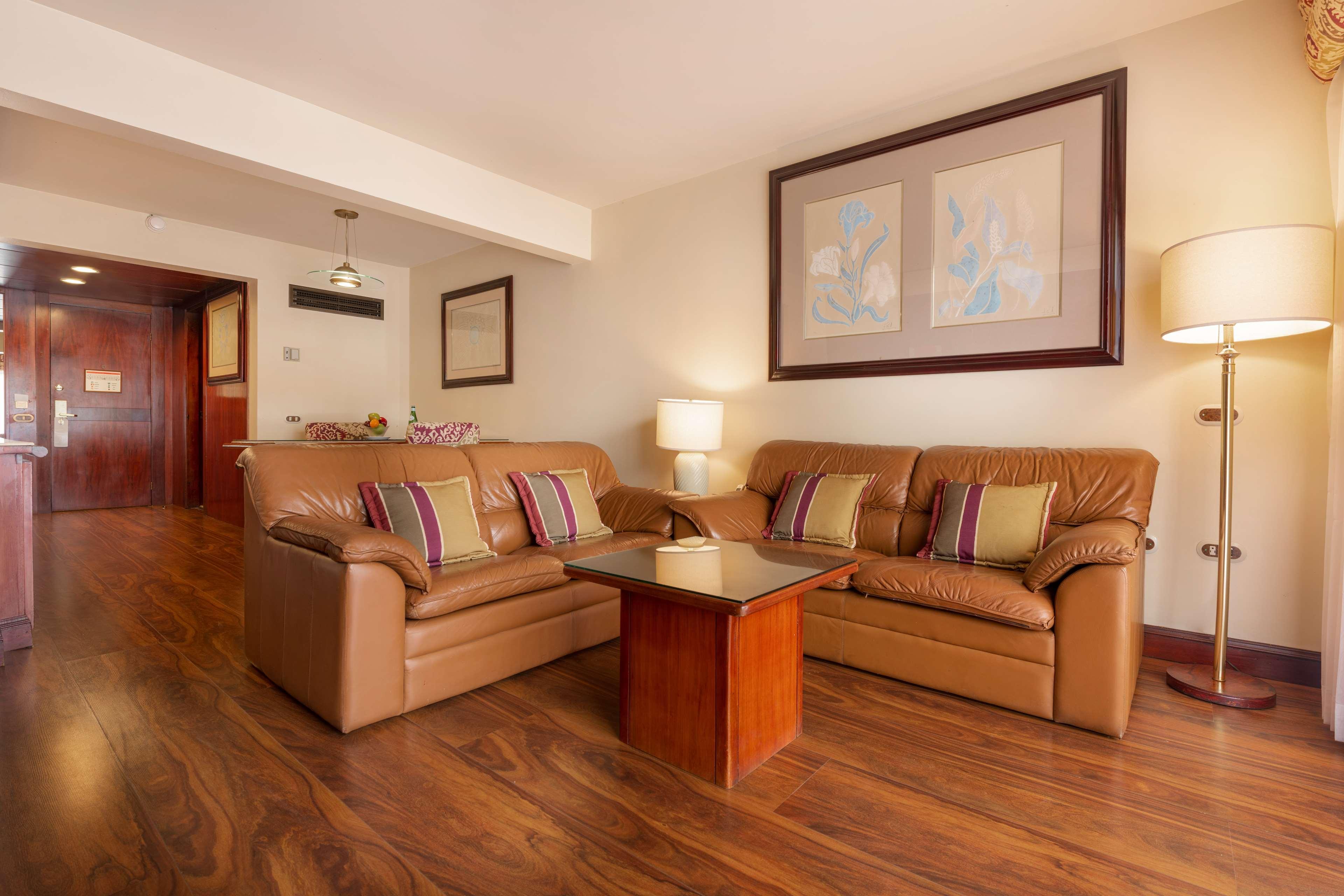 Barceló San José Hotel Exterior foto A living room in a suite at the Hilton London Heathrow