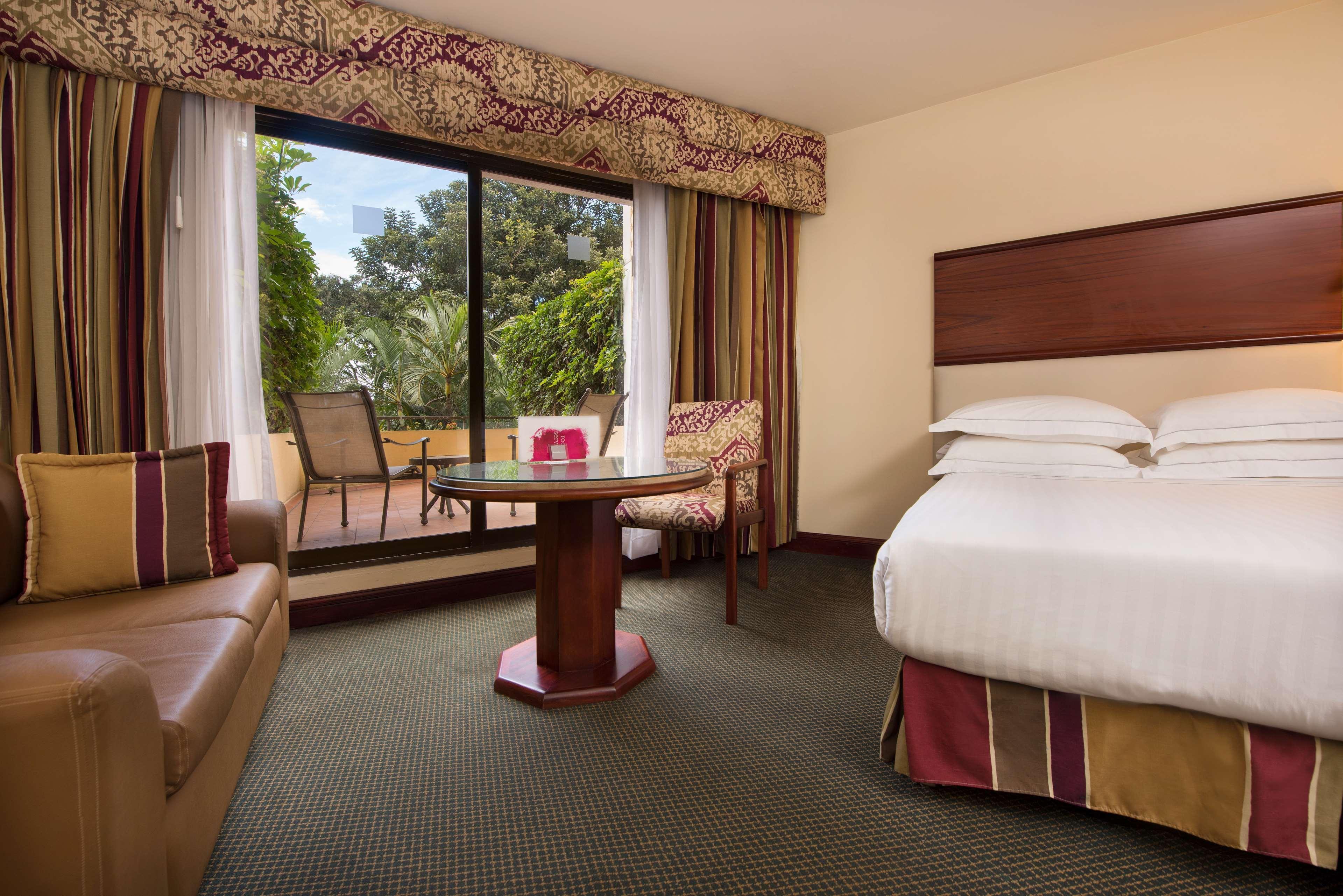 Barceló San José Hotel Exterior foto A guest room at the Hilton San Francisco